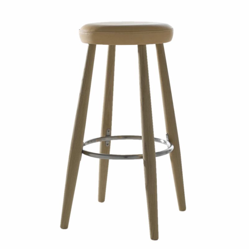CH56 Barhocker von Carl Hansen & Søn: Holzgestell mit beigem Lederpolster und Fußring.